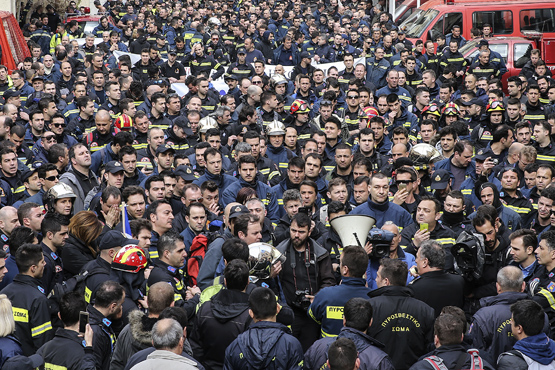 Yunan itfaiyeciler İdari Reform Bakanlığını işgal etti